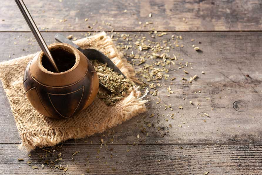 Na trhu dnes najdeme velké množství různých produktů na hubnutí, od nápojů, přes prášky až po třeba čokolády, a podobně. Míra jejich účinků a důvěryhodnosti je ovšem také velmi diskutabilní. Asi nejlepší, neinvazivní a hlavně přírodní pomocí s hubnutím jsou bylinky a odvary z nich. Příkladem je čaj na hubnutí.