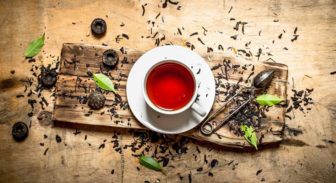 Shu Pchu-Er nebo Shu Pu-Erh. Najdete jej pod různými názvy jelikož překlad z čínštiny je gramaticky pochopitelně volnější. Tento červený čaj má svoji typickou zemitou chuť, která nemusí vyhovovat všem. Praví znalci ale ví, že čím starší, tím cennější, tím zemitější a tím lepší.