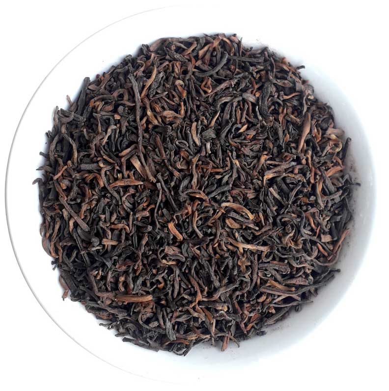 Shu Pchu-Er nebo Shu Pu-Erh. Najdete jej pod různými názvy jelikož překlad z čínštiny je gramaticky pochopitelně volnější. Tento červený čaj má svoji typickou zemitou chuť, která nemusí vyhovovat všem. Praví znalci ale ví, že čím starší, tím cennější, tím zemitější a tím lepší.
