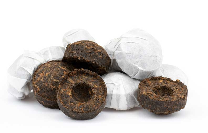 Shu Pchu-Er nebo Shu Pu-Erh. Najdete jej pod různými názvy jelikož překlad z čínštiny je gramaticky pochopitelně volnější. Tento červený čaj má svoji typickou zemitou chuť, která nemusí vyhovovat všem. Praví znalci ale ví, že čím starší, tím cennější, tím zemitější a tím lepší.