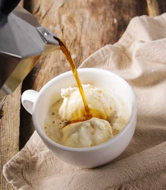 Dezertní káva se zmrzlinou espresso affogato