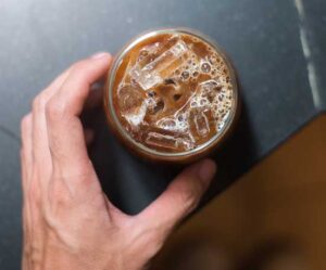 Nejzákladnější ledová káva espresso na ledu