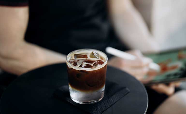 Ledová káva espresso tonic s obyčejným tonicem