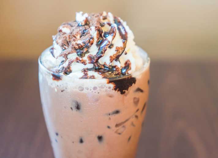 Frappucino se šlehačkou a čokoládovým topingem