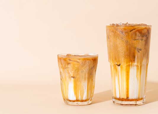 Ledové latte s karamelem