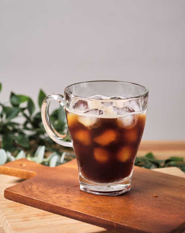 Kávu cold brew si připravíte i doma! Stačí kávu namletou na střední tloušťku zalít studenou vodou a nechat někde na stole louhovat 8-12 hodin.