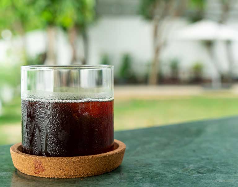 Ledovo vychlazené cold brew je dokonalým požitkem v těchto vedrech. Navíc obsahuje míň kyselých tónů a podobá se spíše hořké čokoládě.