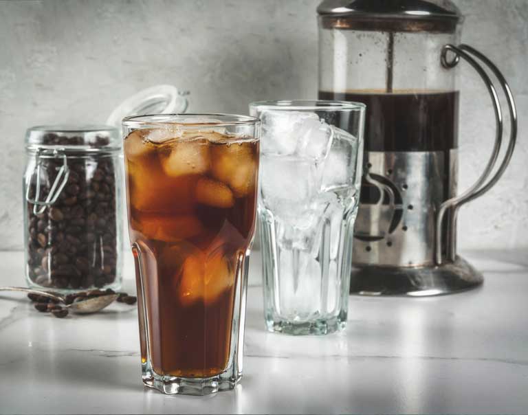 Někdy se připravuje cold brew i ve formě koncentrátu, který se pak těsně před podáváním ředí studenou vodou.