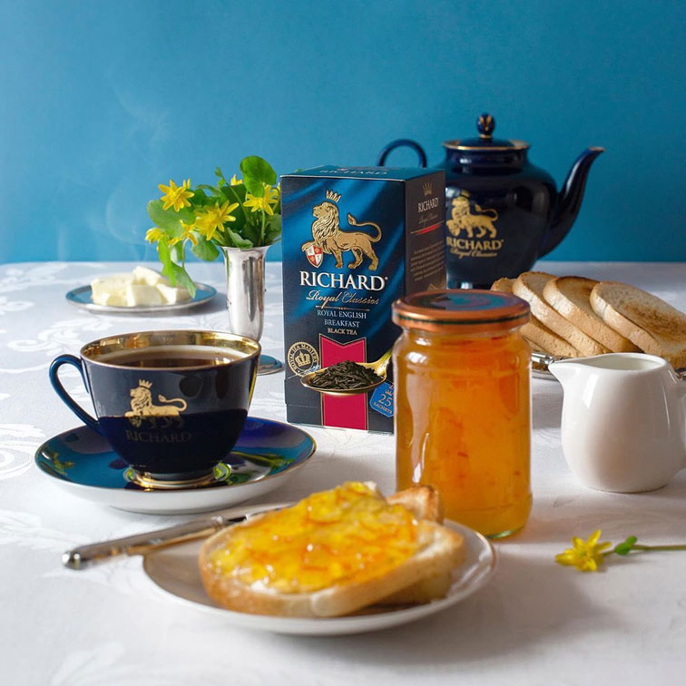 English Breakfast čaj je směs černých čajů, hlavně z Cejlonu a čaje Assam.